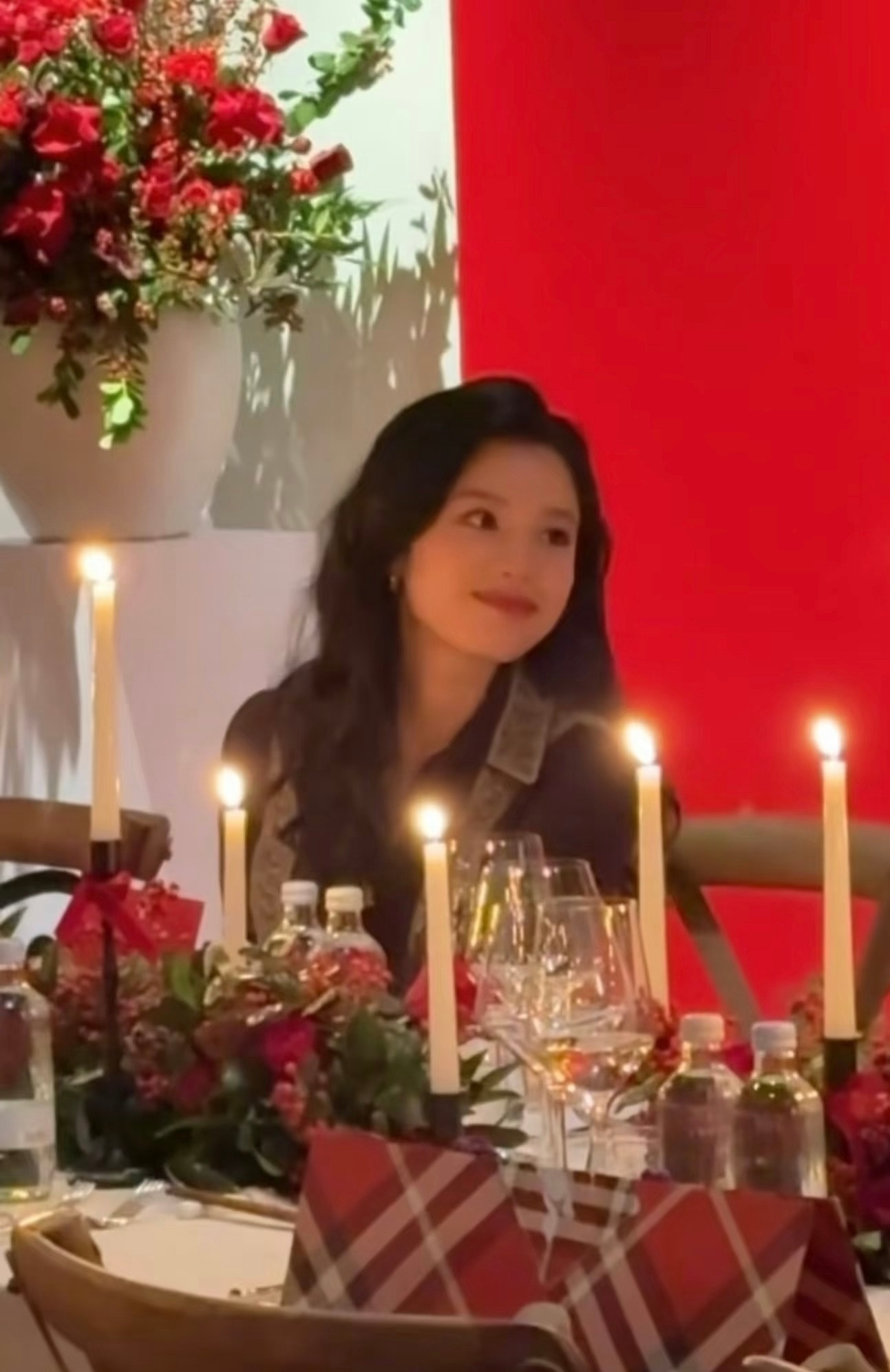 张婧仪亮相T风格论坛张婧仪刺绣衬衫短裙造型美得好轻松😌