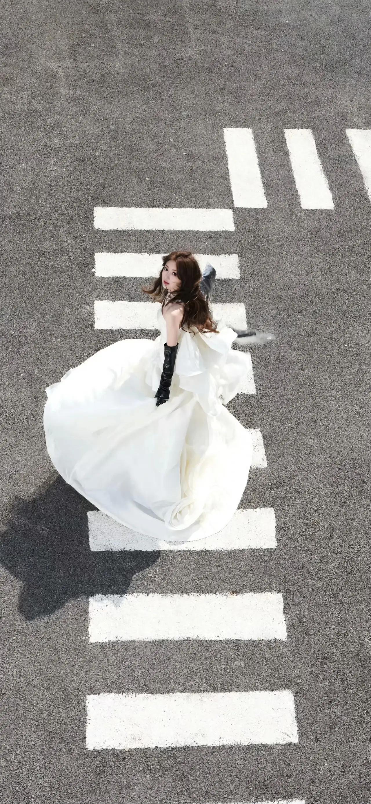 美女壁纸～毛晓彤，白裙与复古蓝车撞出浪漫，阳光里的每一步都带着自由的风2026.