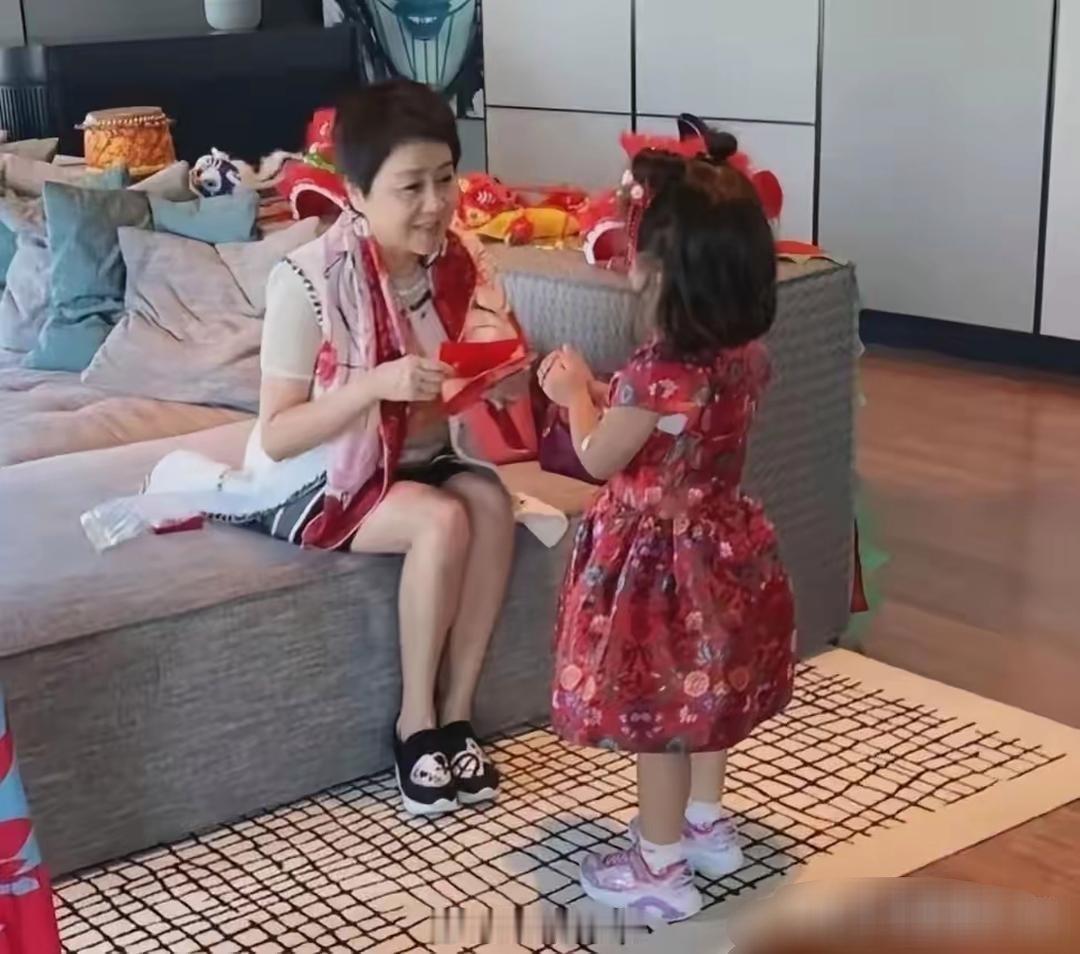 何超盈携女儿亮相慈善晚宴，小小年纪便已踏入名流社交圈，落落大方，毫不怯场。四太梁