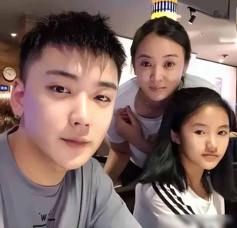 崔晋家掉粉，李勒优小号却在疯涨，这局面再不破，就是眼睁睁看着流量搬家。晋妈直播里数落25岁的李勒优，
