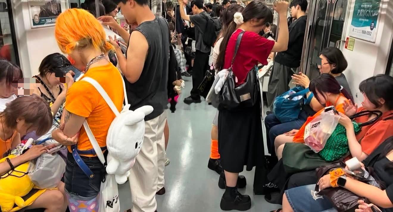 韩国人指责地铁上的一群年轻女孩占了爱心座位，“身上一股臭味”。并且称她们都是去看