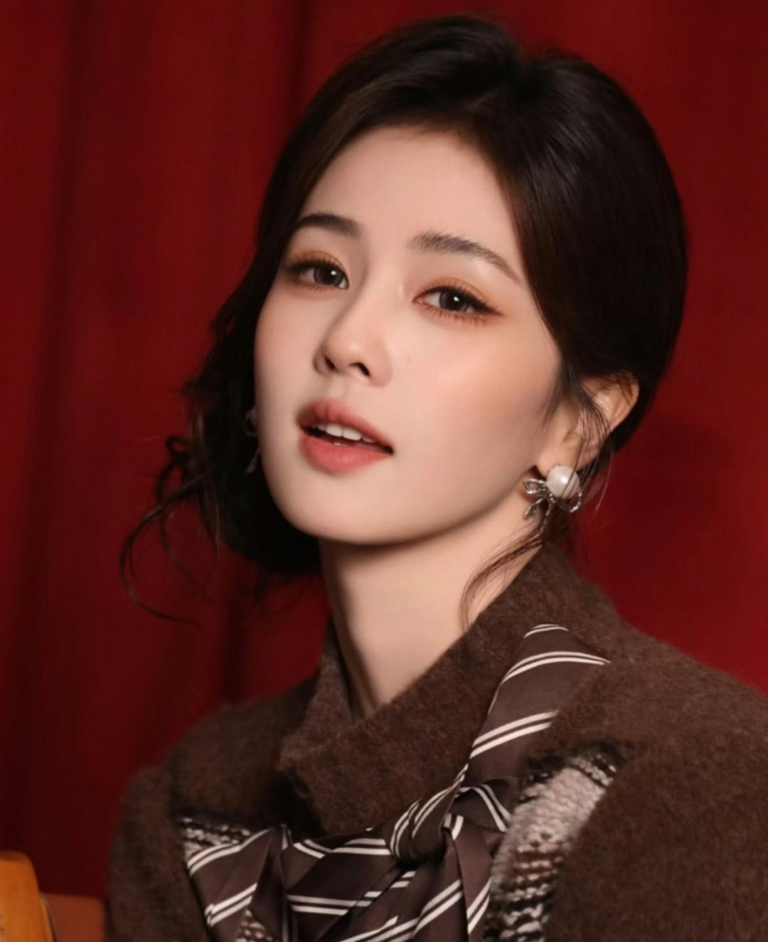 1.网上有人觉得，白鹿前一波热度回落后，现在进组宣传少了不少。至于自己当老板后，