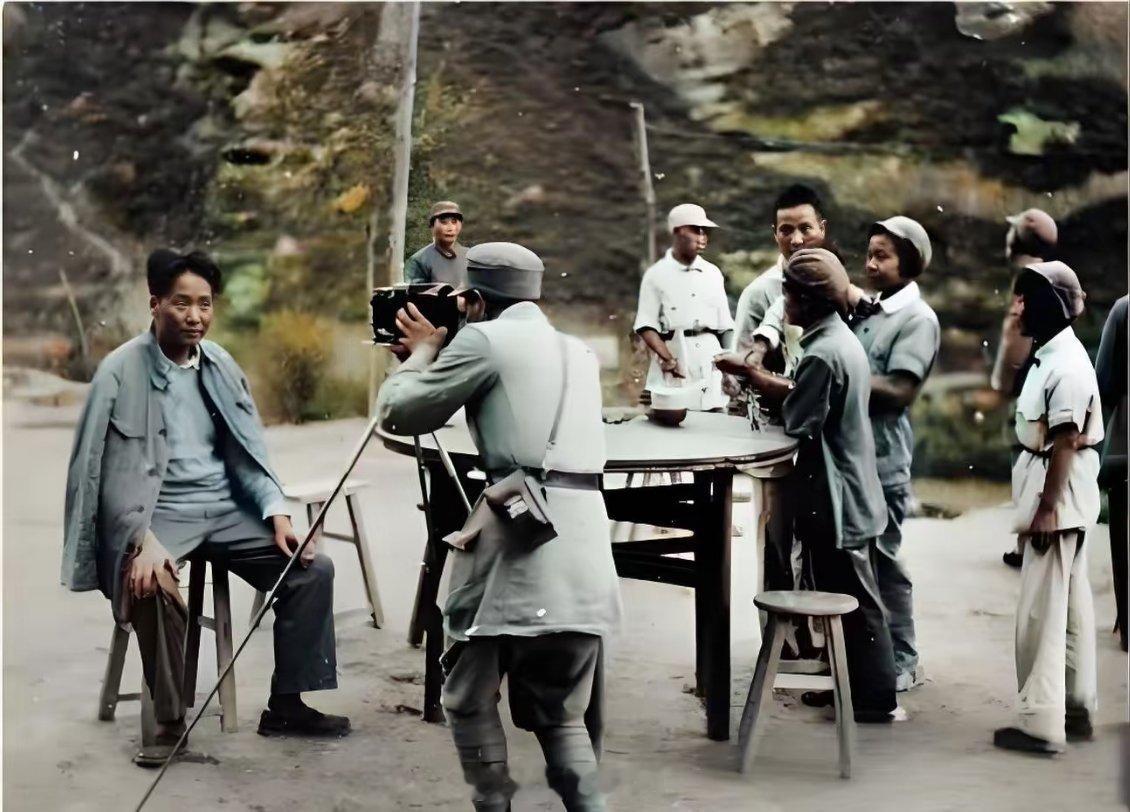 【老照片】著名摄影师吴印咸正在为教员拍照教员神态从容，展现出坚定、睿智的领袖气质