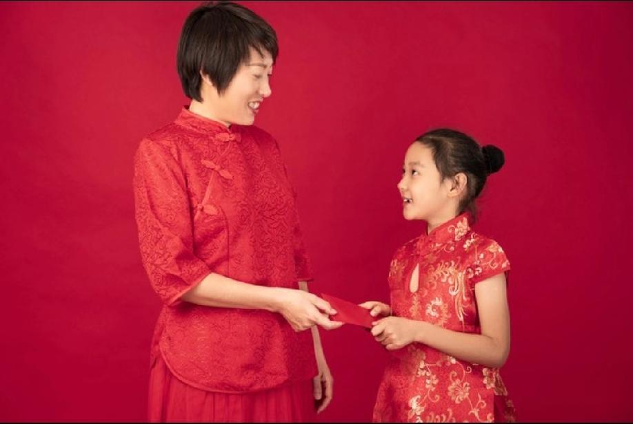 今年终于解决了发红包的难题。我都是春节前去我妈家走亲戚。今年去我妈家时我弟媳也