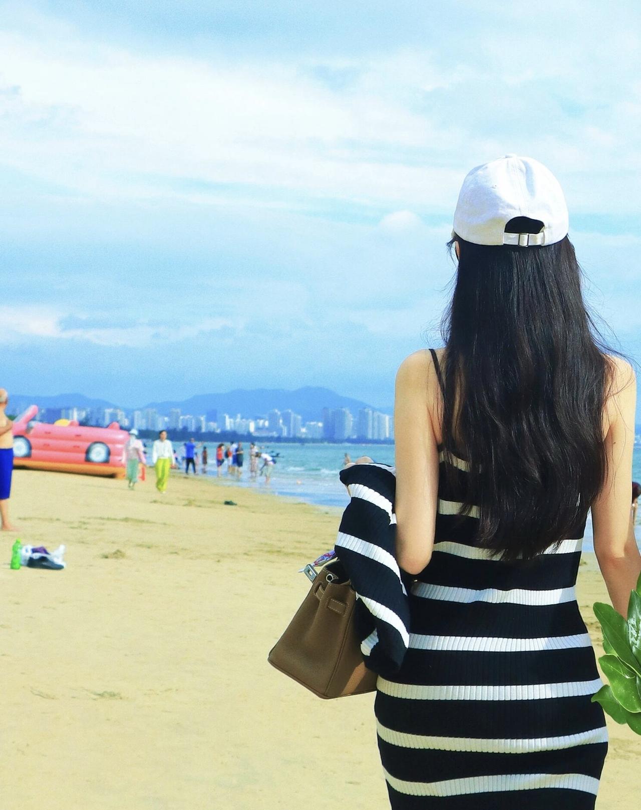 海边漫步，阳光明媚，沙滩上留下欢笑与足迹。