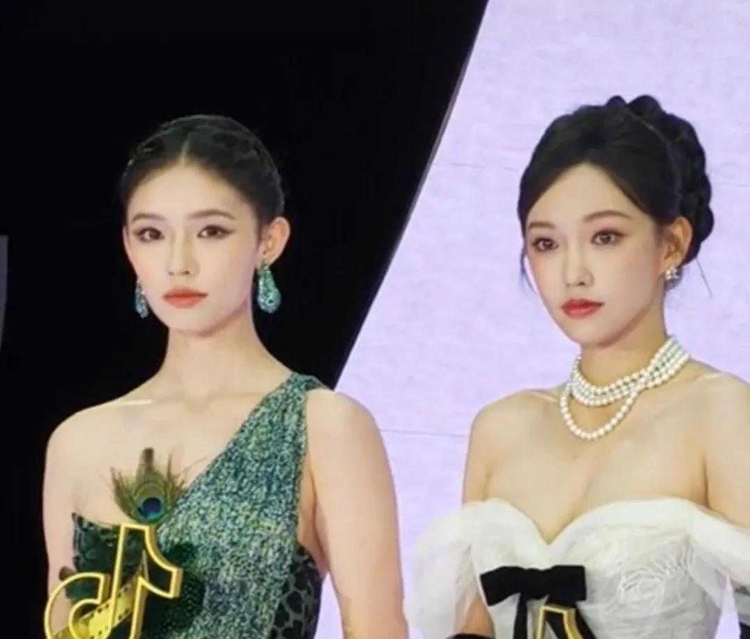 林允这种场合真的没输过啊她的长相就很大气的那种……林允太漂亮了，不仅线下好看