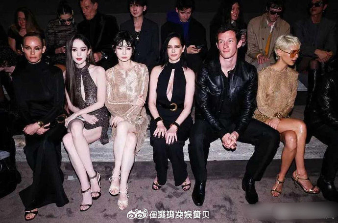 国人的白才是正常的白，看戚薇和娜扎比欧美人白太多了