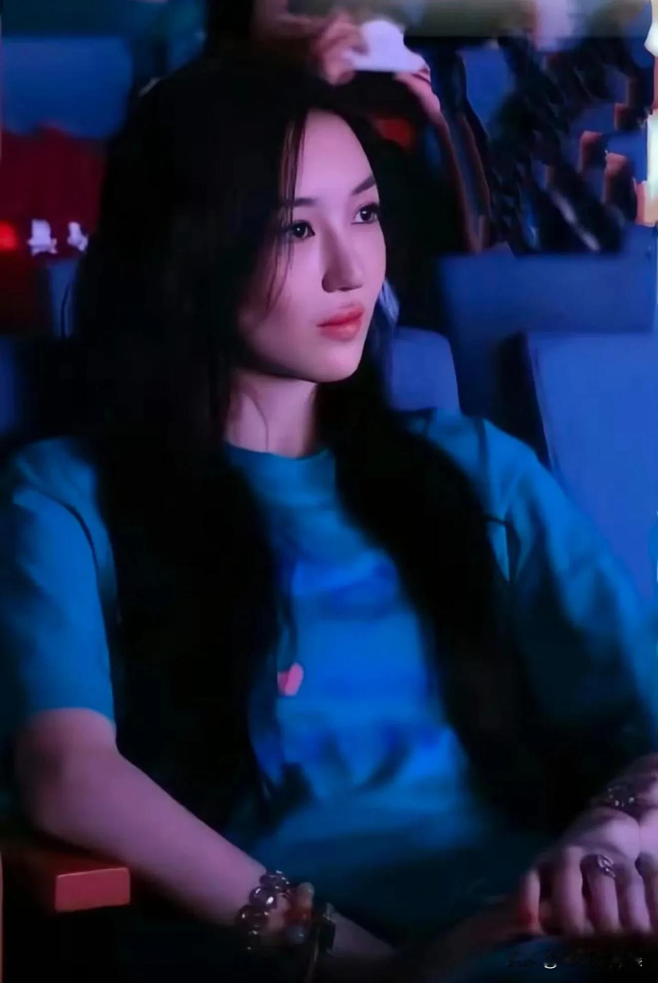 出席活动的李嫣，女大十八变嫣然基金会的活动，特邀李嫣出席坐在第一排，瞧李嫣虽