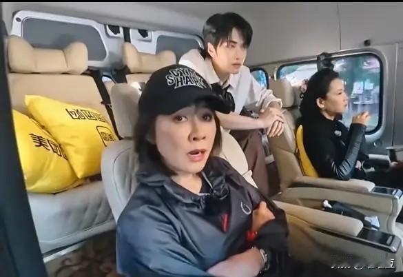 刘嘉玲突然盯着邵子恒，问：男生看女生先看哪？邵子恒愣了两秒才反应过来，赶紧接