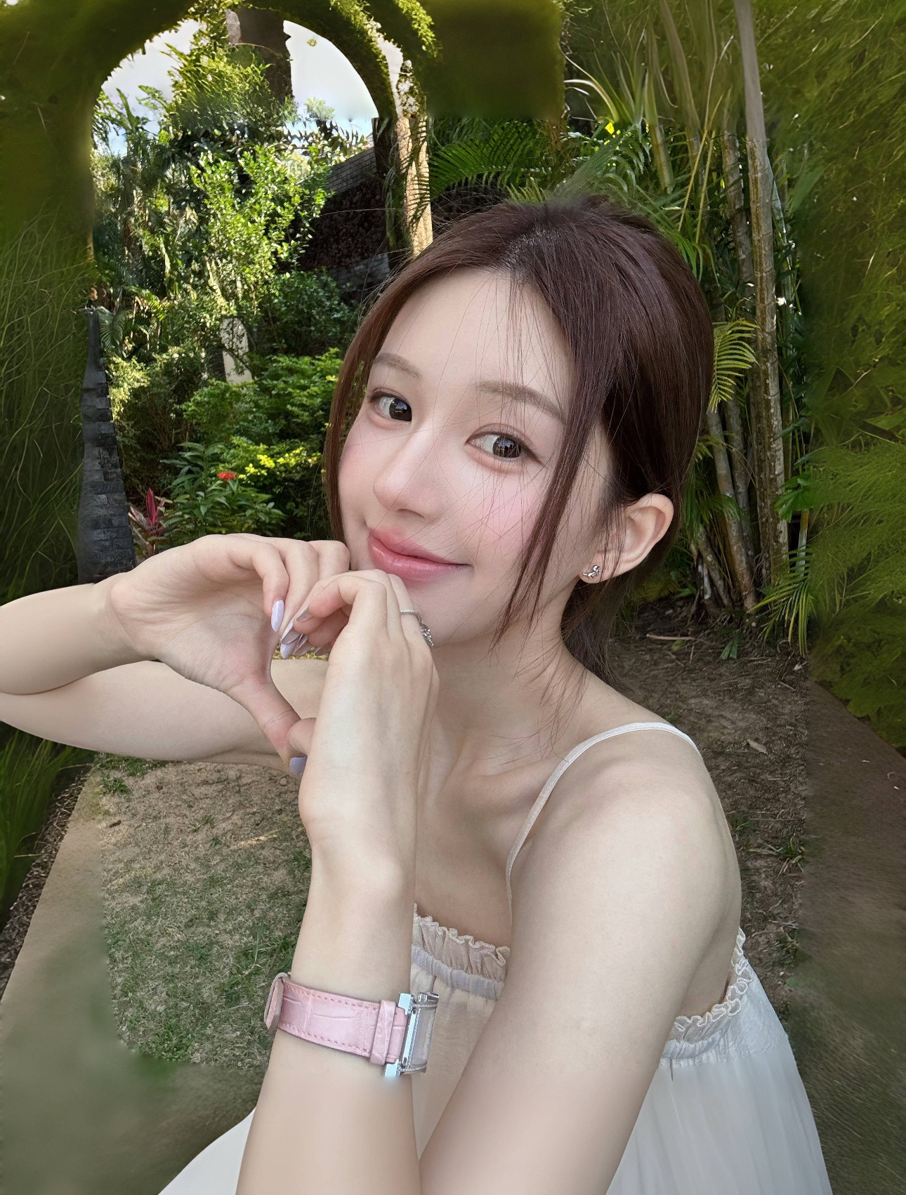 好久没自拍了，新的一年出来发两张自拍吧