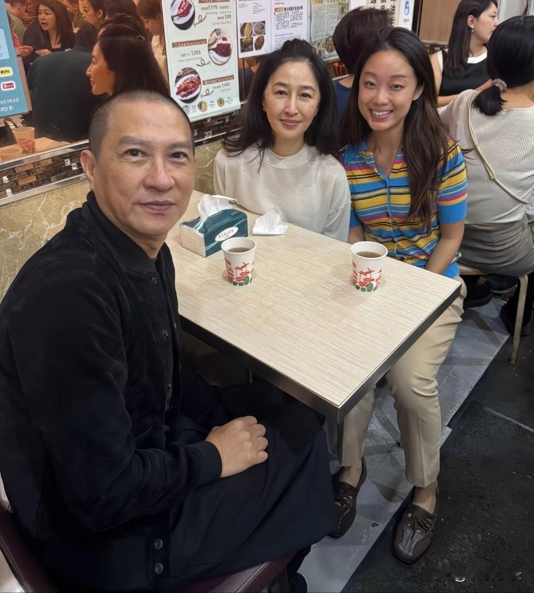 吃饭偶遇张家辉和关咏荷夫妇，俩人好亲切，慈眉善目的，非常平易近人！[