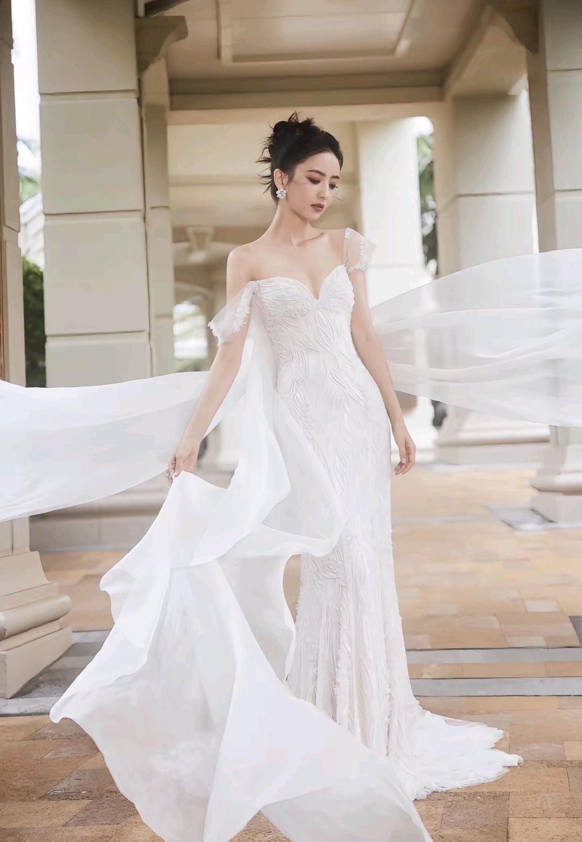 佟丽娅一袭白纱，飘带随微风轻扬，像从童话里走出来的公主，美得让人挪不开眼