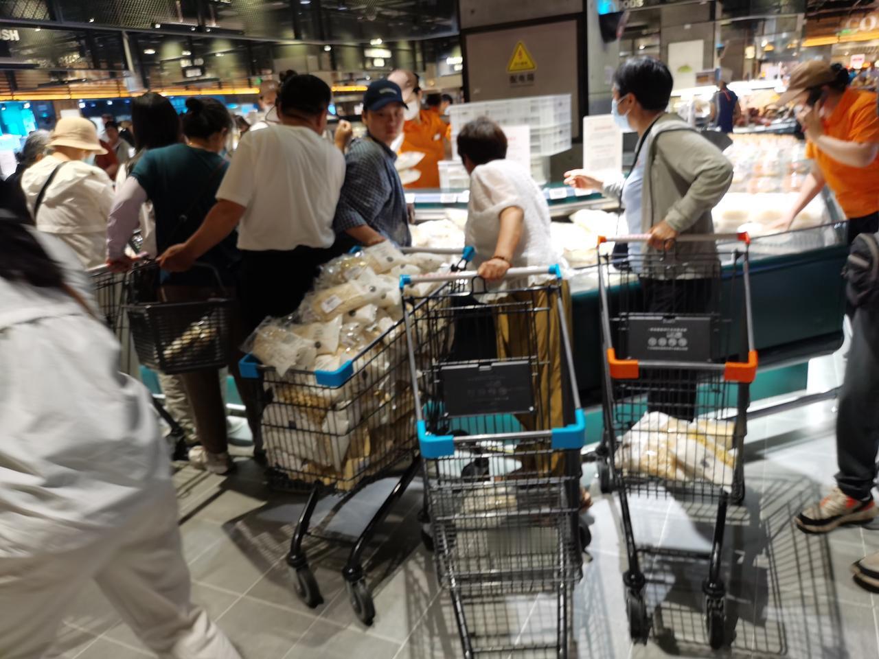 老先生、老太太们，胖东来的豆芽、面条、馒头等紧俏商品，就不要去抢了，危险！上午