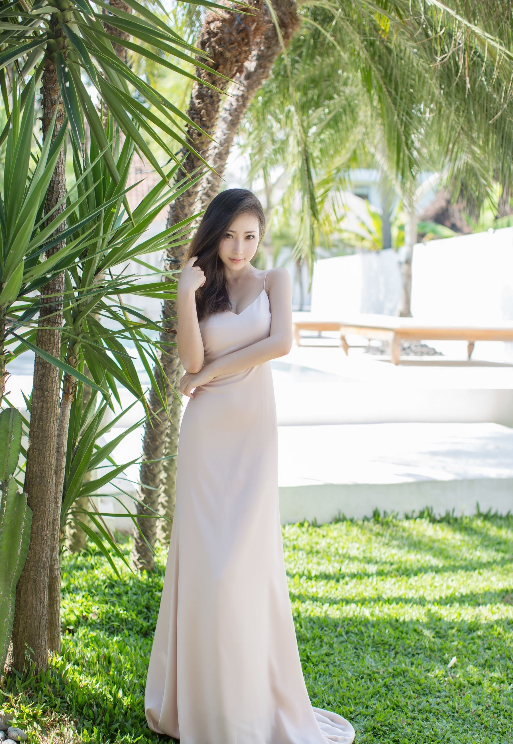 浅色系的吊带裙穿搭，尽显优雅的女人味