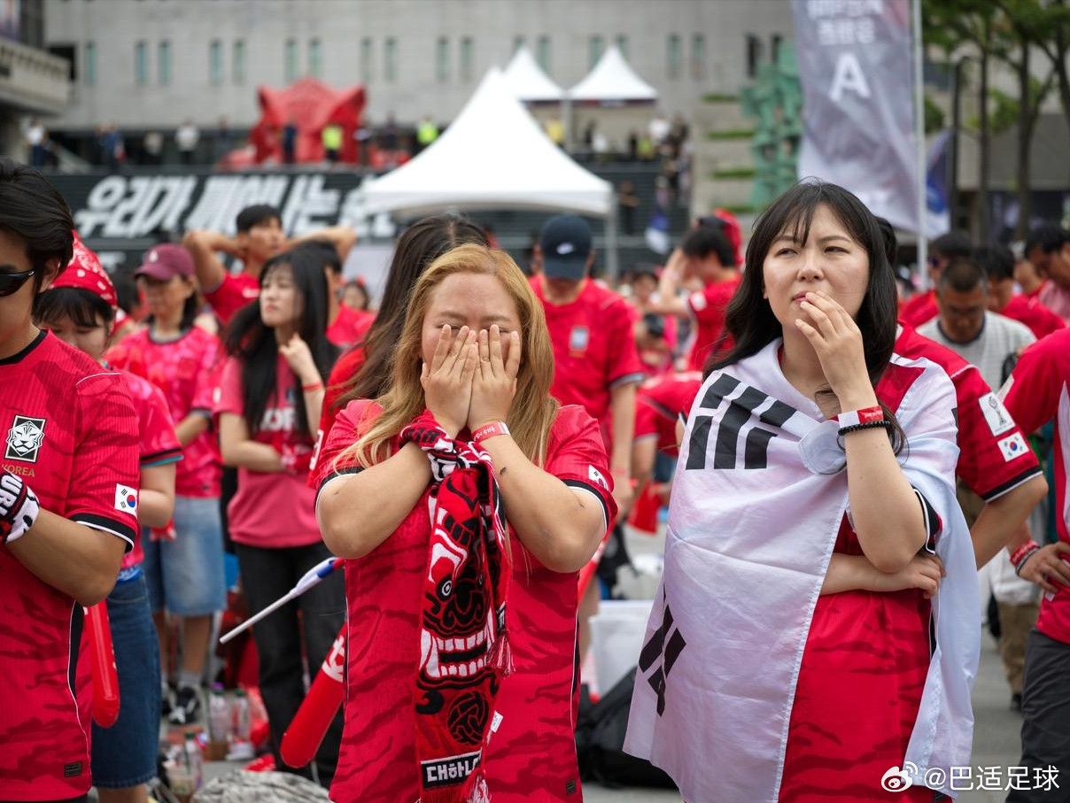 韩国球迷的眼泪，恐怕要用泡菜坛子来装了……以为德国能拿下厄瓜多尔，结果输了；期待