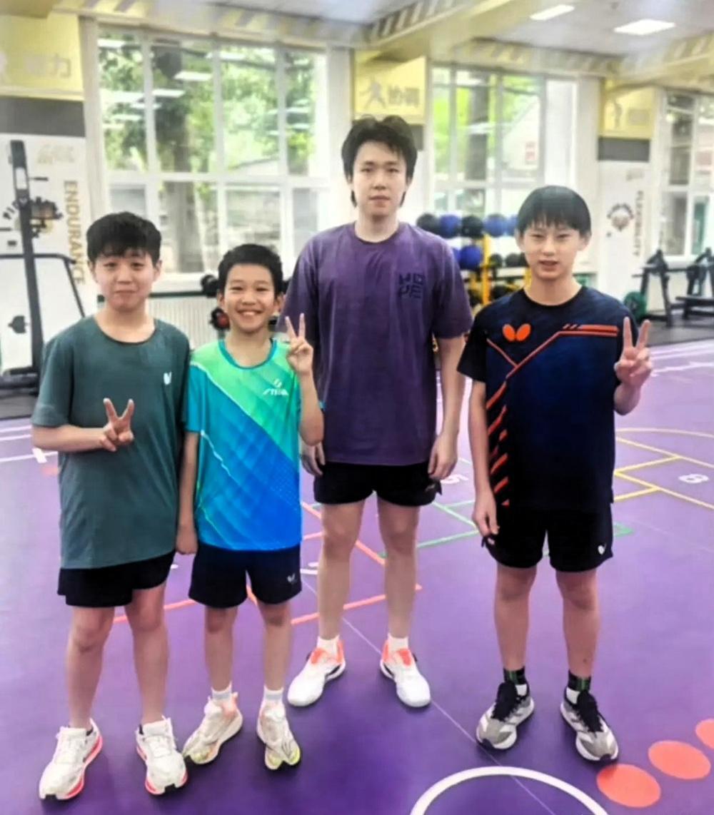 一张合影，两种心境照片里，小队员站在王楚钦身旁。孩子心里，大概满是欣喜。能