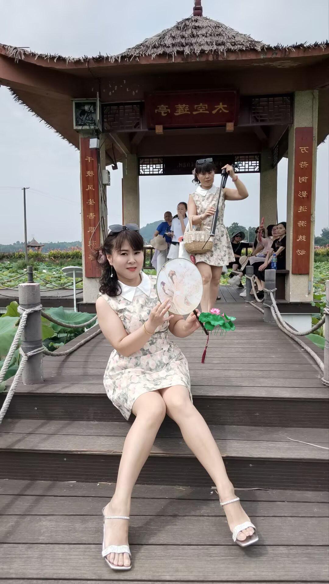 人生本来就是一出戏，恩恩怨怨 我们何必太在意…