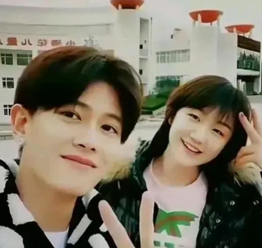 陈梦被批没情商！在综艺《是女儿是妈妈》中，陈梦谈及任嘉伦，说俩人从小一起打球。