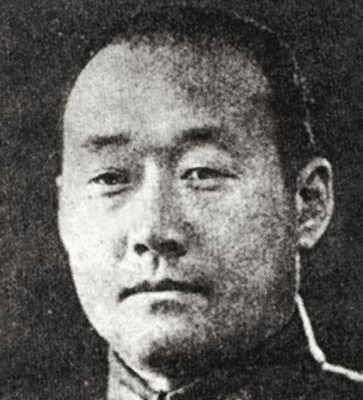 1948年初，解放战争中，鲁英麟败光了傅作义的起家部队后，颤抖的向傅报告。傅却冷