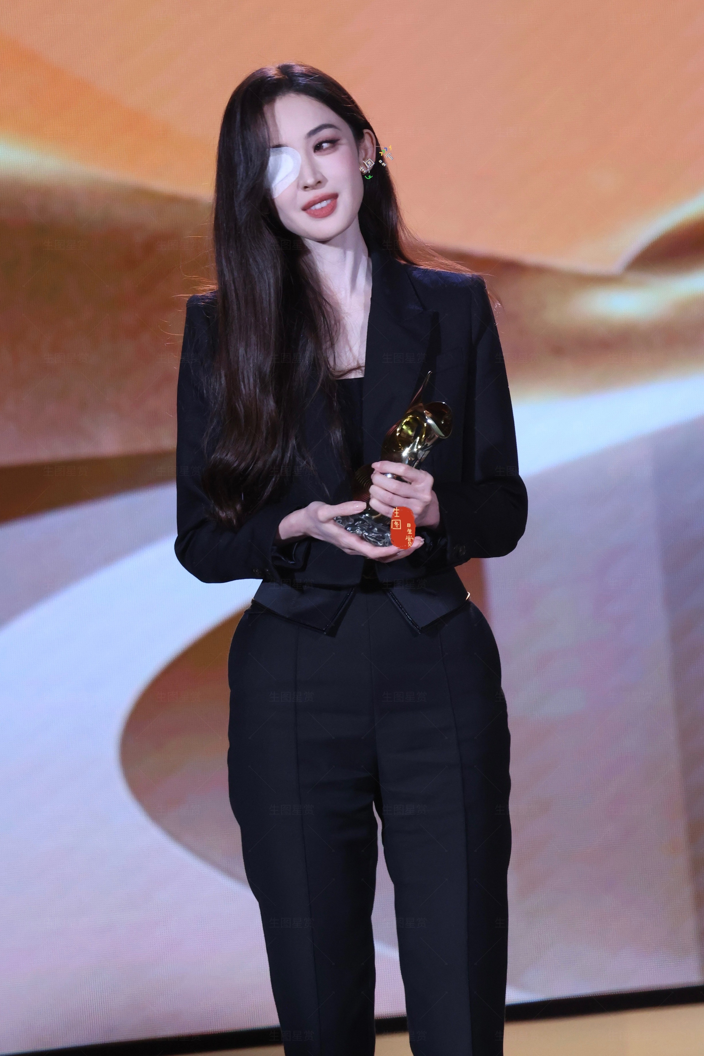 娜扎右眼贴纱布亮相，奈何美人美出了新风尚时尚中国之夜独眼美扎