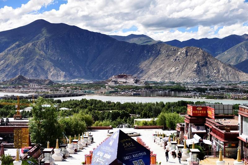 去西藏旅游，那感觉就像打开了新世界的盲盒。一下飞机，阳光刺眼，空气清新得能把肺洗