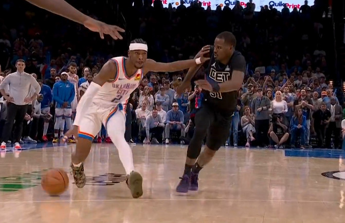 戏剧性一幕：亚历山大最后一攻被吹进攻推人犯规，比赛进入加时了。