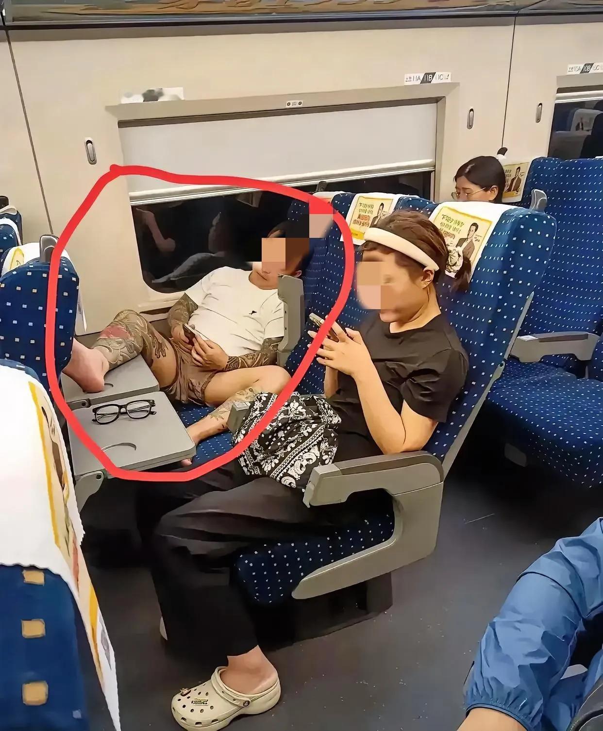 高铁上碰到这种人怎么办？坐高铁吗，自然会遇到各种各样的的人。但是在画面中这男