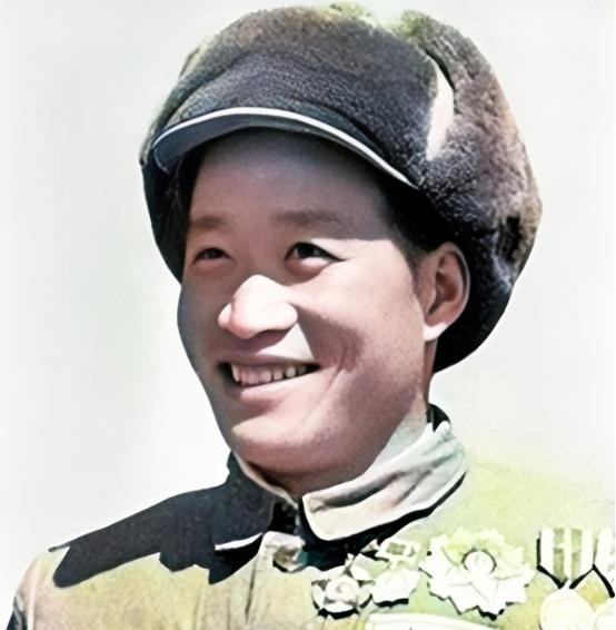 1964年，毛主席得知奇袭白虎团的英雄排长从朝鲜战场归来已11年，却依然只是副连