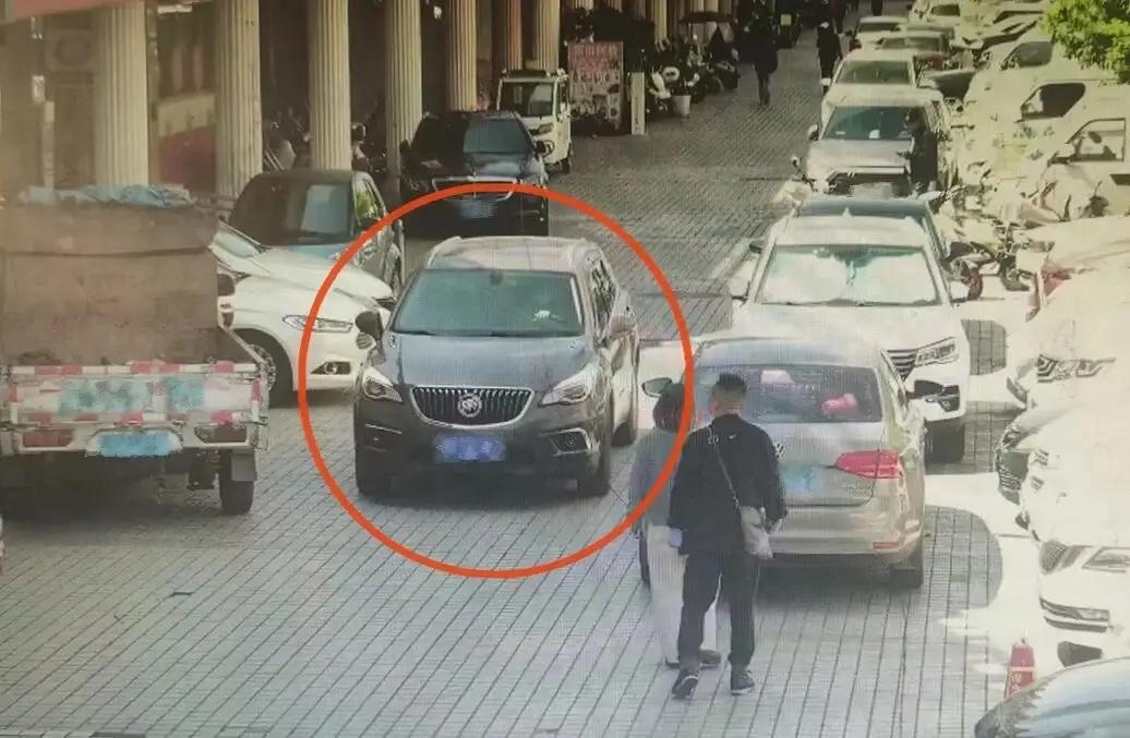 云南昆明，女子在银行取40万现金给员工发工资，取完她把钱放在车里，随后就去办事了