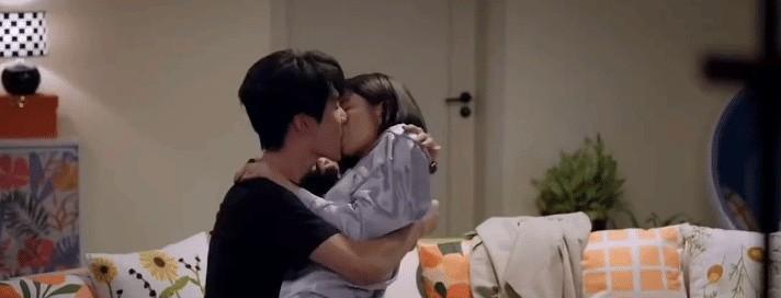 影视圈正在发生一个隐秘转变：多个剧组开始用黑布围住吻戏拍摄区，非核心人员禁入。