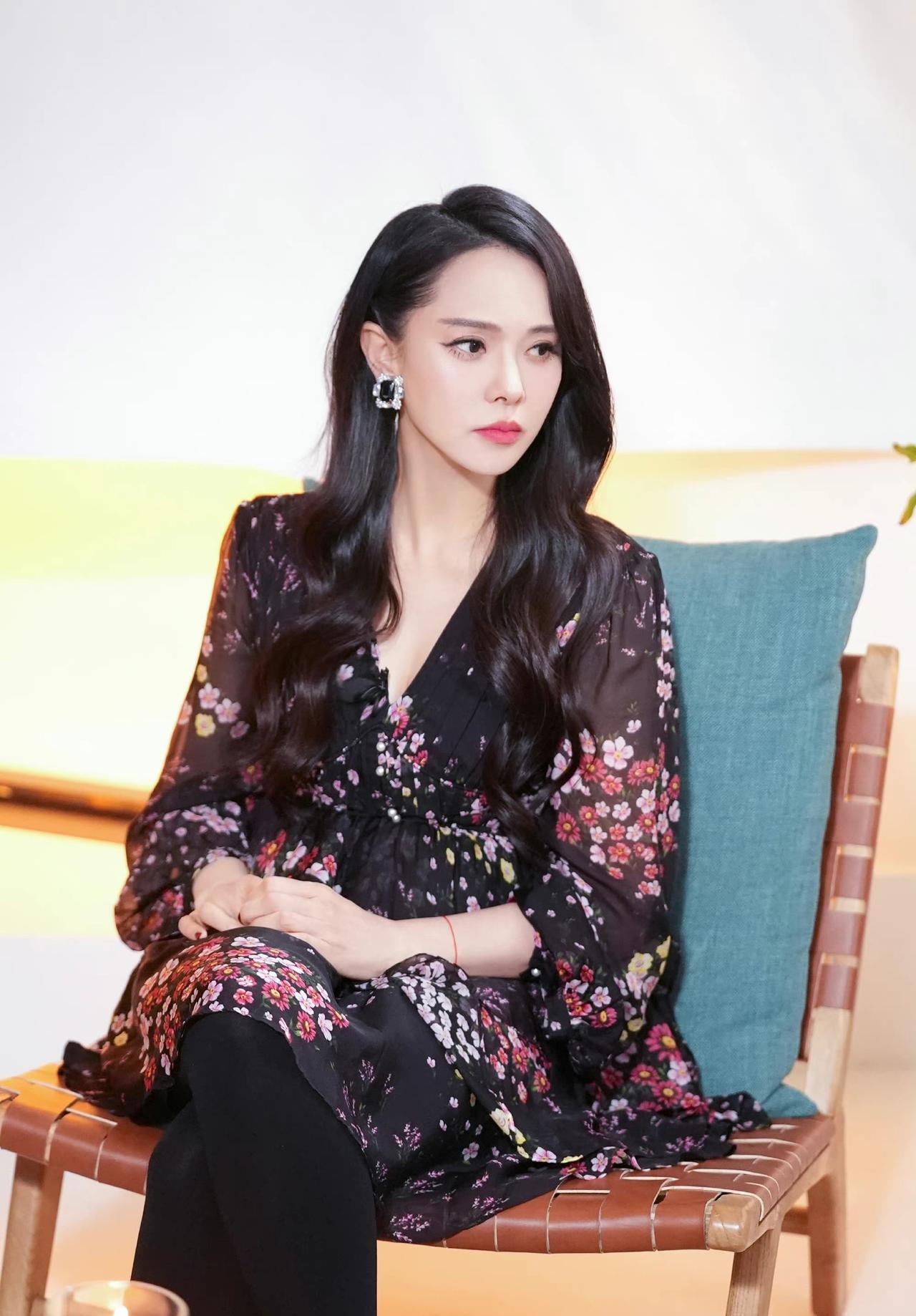 【叫妈，别叫妈妈】伊能静可真会玩梗，儿子在公共场合叫妈妈，伊能静小声提醒：叫妈