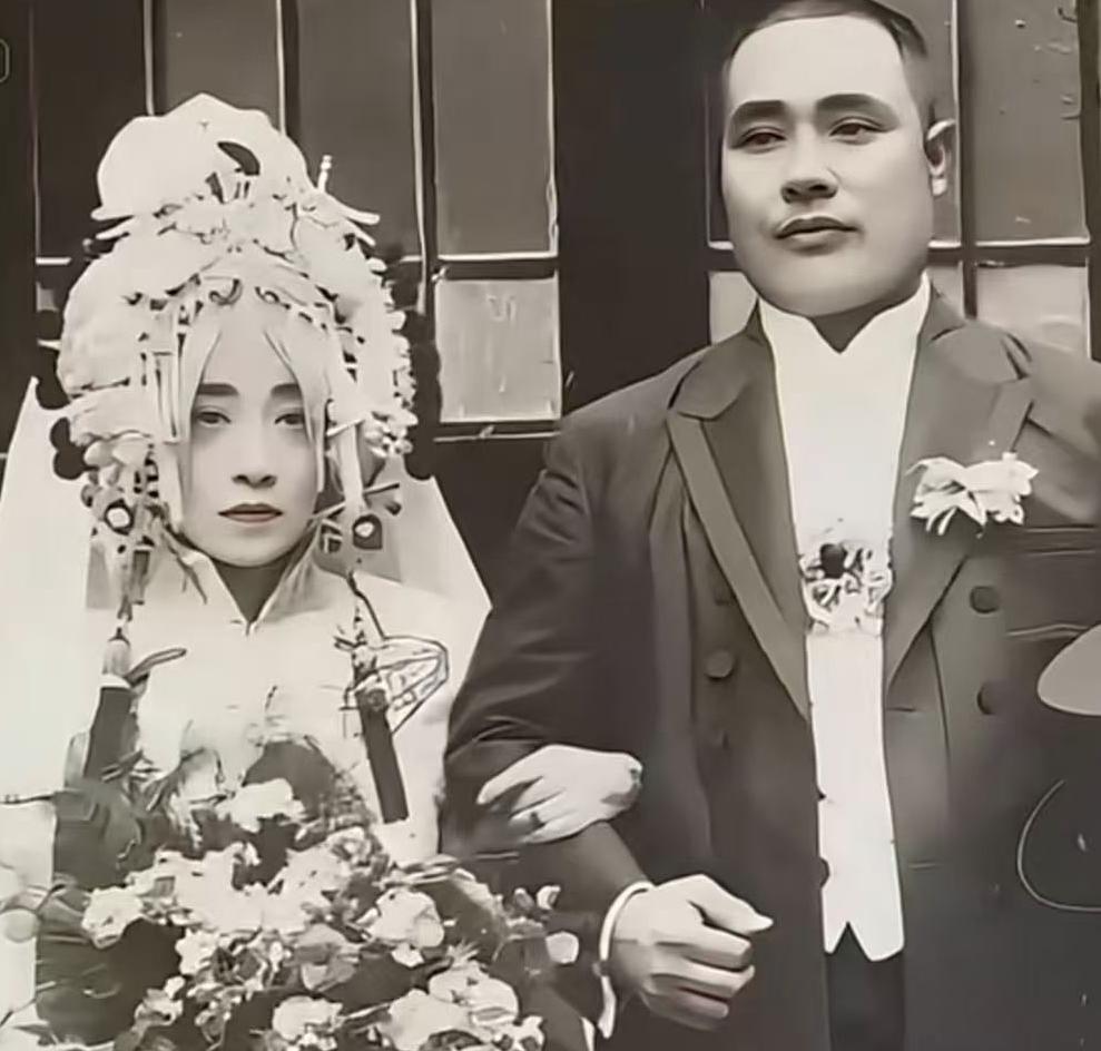 这是晚清名妓赛金花和第三任丈夫魏斯炅的结婚照，都看看吧，谁能想到赛金花已经48岁
