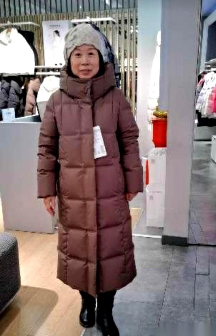 一件羽绒服，2700，新品不打折。店员报完价，我身上那件轻飘飘的白鹅绒，瞬间就