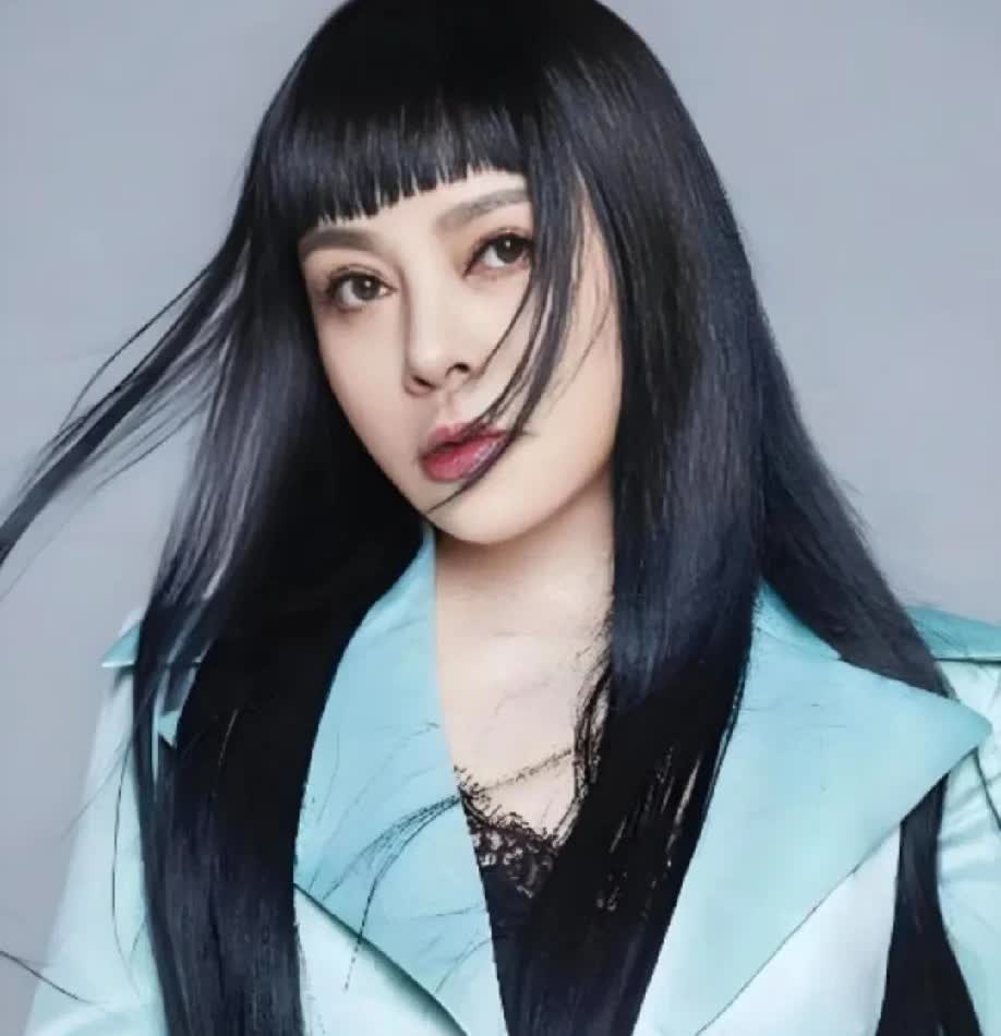 惦念千百惠老师的三个人第一个是黄安他回忆与千百惠老师的过往，表示两人相识
