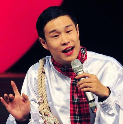 一年，小沈阳红了以后，赵本山说：“以后你的钱，公司抽四成。”这句话像块石头砸