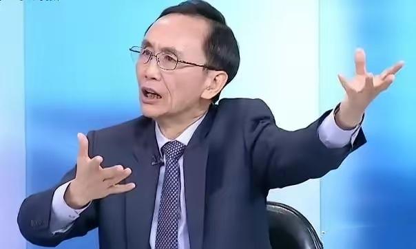 台湾美丽电子报董事长吴子嘉说:中国大陆的经济，军事，科技，制造能力已经不惧和任何
