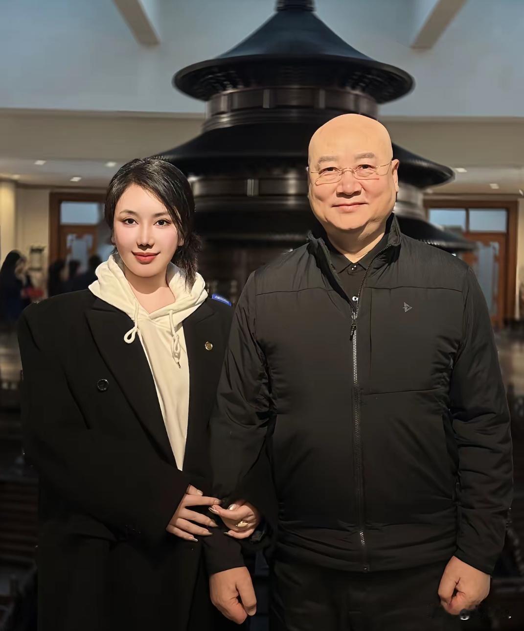 自从陈丽华去世以后，很多女粉丝争先恐后的和迟重瑞合影。我感觉太冒失了，陈丽华刚刚
