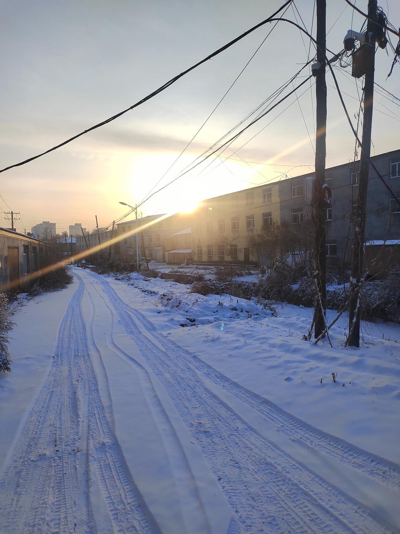 哈尔滨下雪了，你们喜欢吗？喜欢就来哈尔滨看雪吧！[笑着哭]这个冬季总体感觉不是