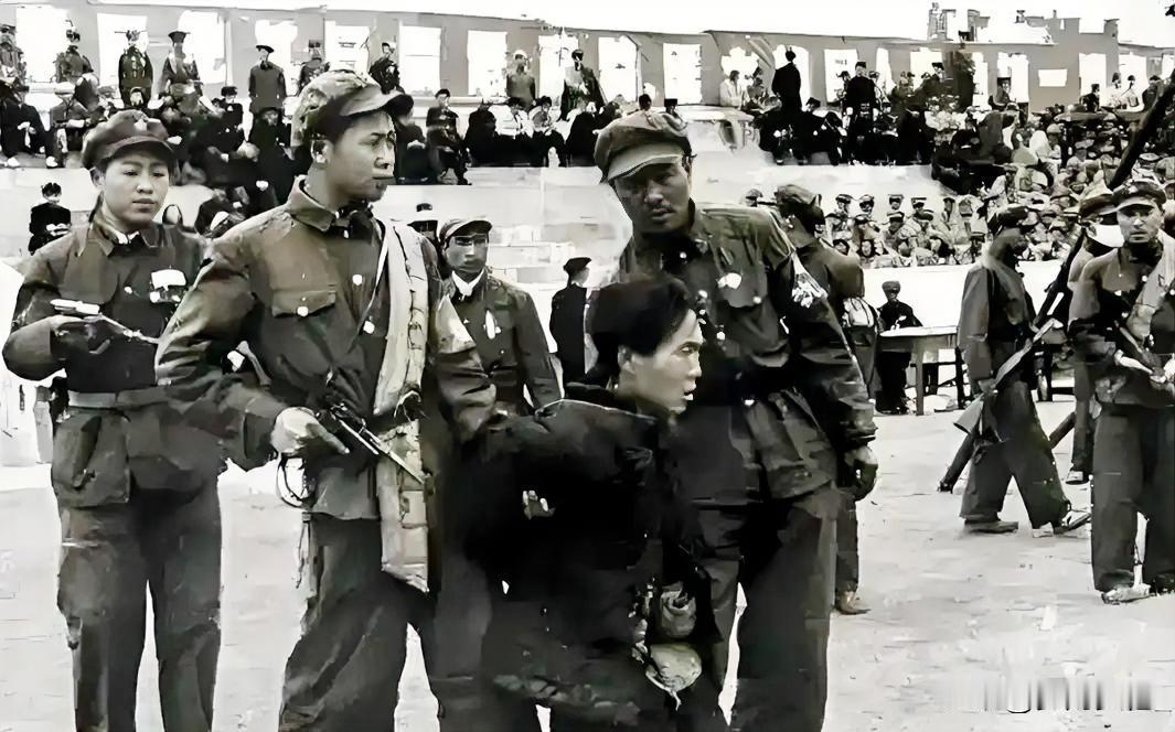 1948年女校长被押上囚车，特务冒死拽住她放她走，她的选择让人泪目1948