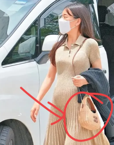 看了方媛亲自去接孩子我突然有了一个很深的感慨空有富太太的头衔没富太太的命，骨