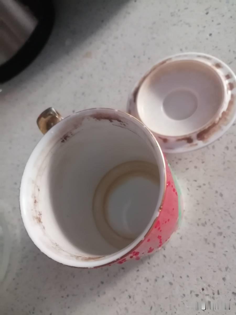 茶缸子，给我放到阳台上去了。找它那二十分钟，我在客厅和阳台之间像个傻子一样来回