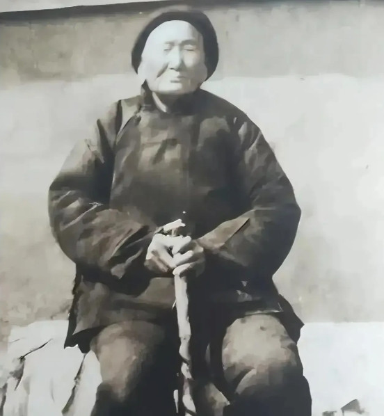 1941年，马大嫂请汉奸侄子吃饭，正吃着，她忽然放下碗筷，看了一眼汉奸侄子，对他
