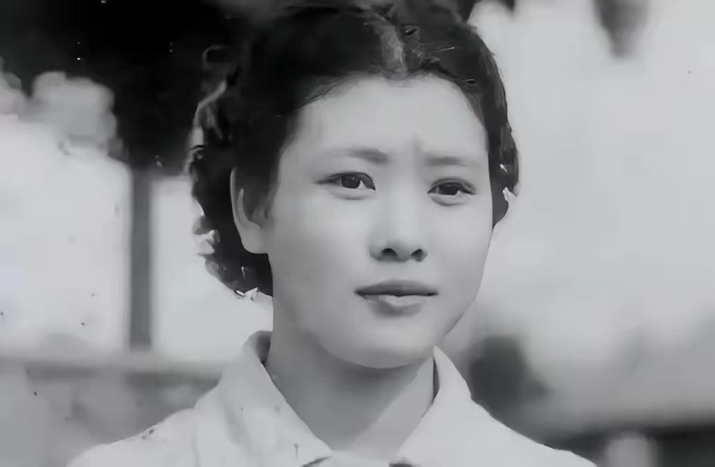 此人名叫施旦，是汪精卫的机要秘书兼情人，1938年汪精卫在越南公开投日后，她义无
