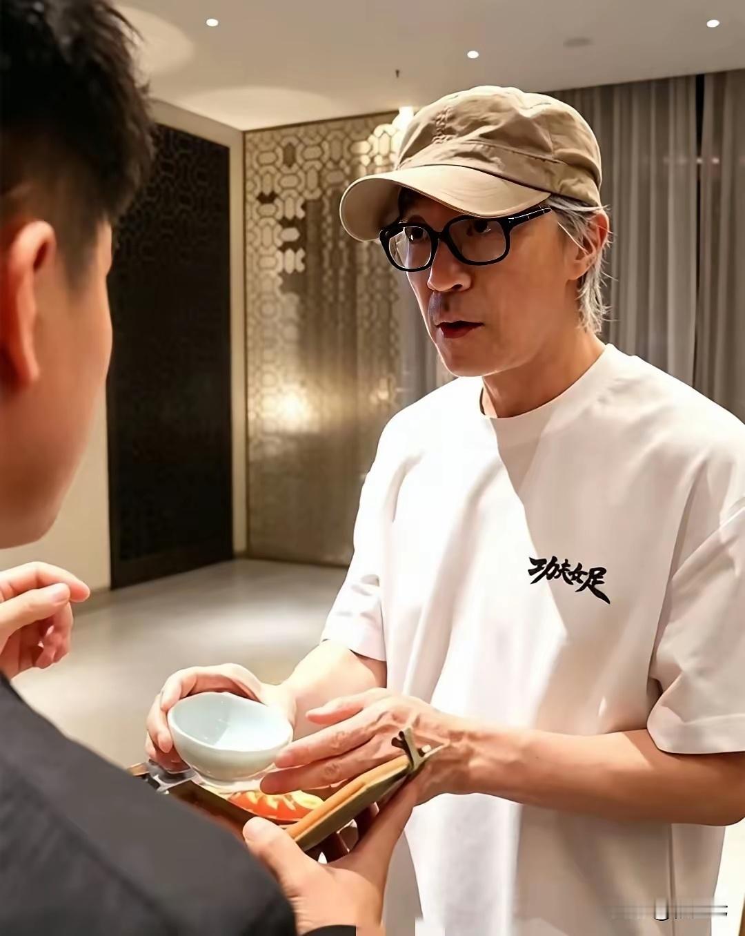 一对汝窑杯换一块4万二的腕表周星驰回礼董宇辉太大气了，董宇辉也没想到星爷回回赠自