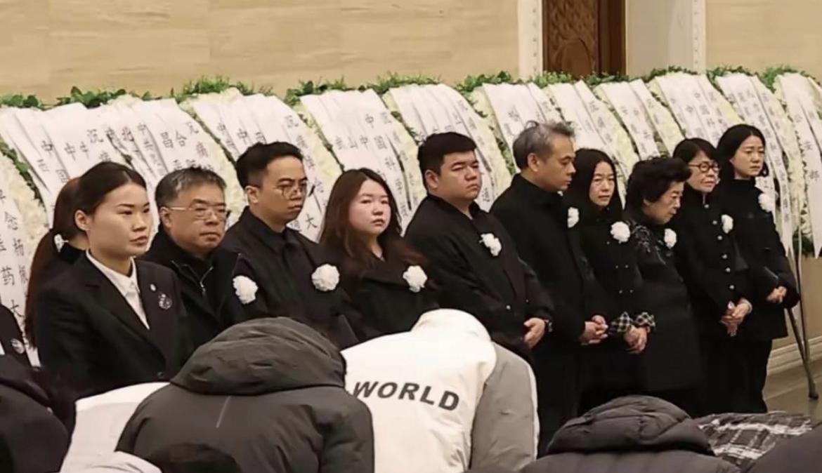 从杨振宁葬礼上一家人的照片来看，杨振宁的后面三代都是清一色的中国人，虽然他的两个