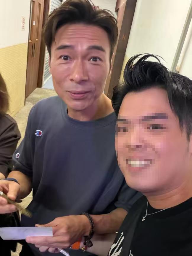 许志安，真的老了！许志安被网友偶遇，59岁的他已经不是当年风流倜傥的模样。他