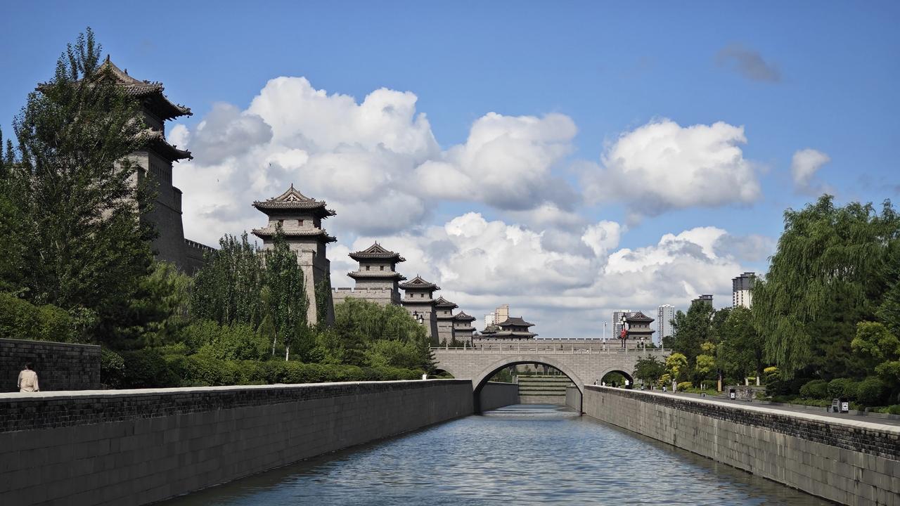大同蓝。我估计大家现在去大同，都会对大同的蓝天白云感到很意外，以为大同会很脏。因