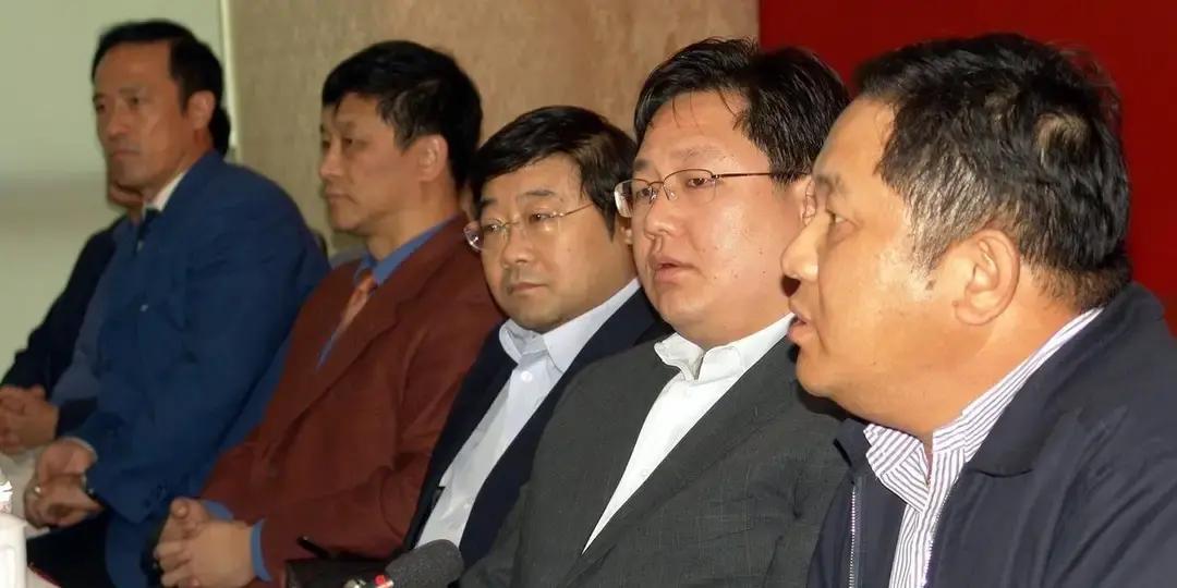 广州恒大和北京国安，两家俱乐部走了两条完全不同的路。一个靠砸钱速成，一个搞青训慢