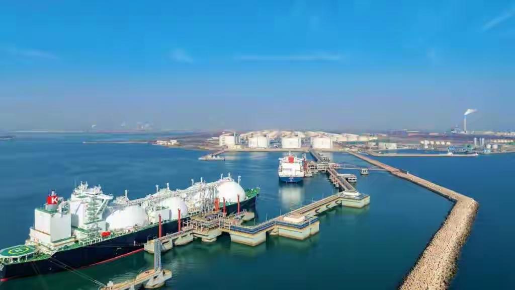 青岛董家口震撼一幕：海上“移动长城”深夜抵港，6.9万吨液化天然气改写华北寒冬命