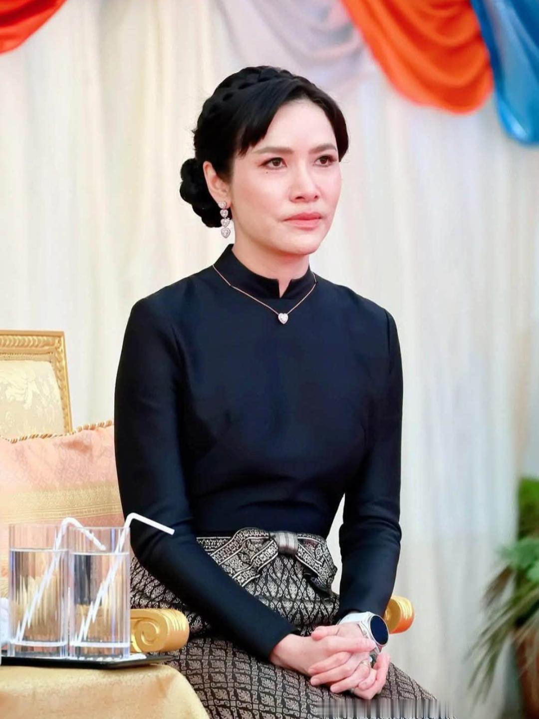 诗妮娜贵妃美回来了！仙气飘飘优雅动人诗妮娜贵妃在国内的生图看着挺显老，皱纹也明